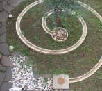 Giardino con fontana e ciottoli